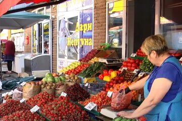 Ціни на ягоди та фрукти. Фото: скрін youtube