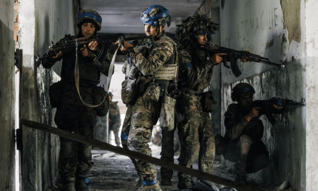 Военнослужащие ВСУ во время выполнения задания