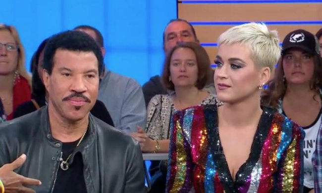 Кеті Перрі ніяково впала і дещо засвітила