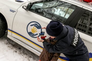 У Харкові копи врятували двох малюків з лап горе-матусі: дитинство маленьких Мауглі показали страшними фото