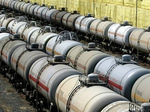 Украина стремительно теряет запасы топлива, хранилища иссякли, транспорт обездвижен: что происходит