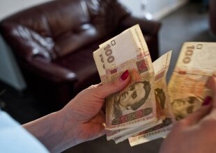 Человек, держащий деньги в руках