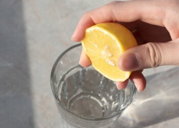 Вода с лимоном, кадр из видео