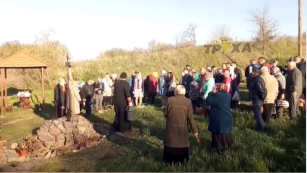 Харьковский священник искупал прихожан под "господним душем": ведро на голову