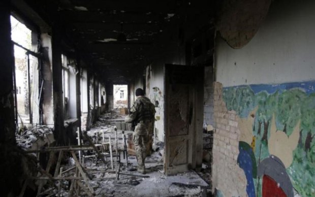 "Діти війни": школярі Донбасу навчаються у приміщеннях з отворами від куль
