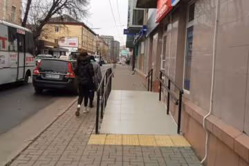 У тернополян "украли" тротуар, горожане кипят: "Для худышек?"