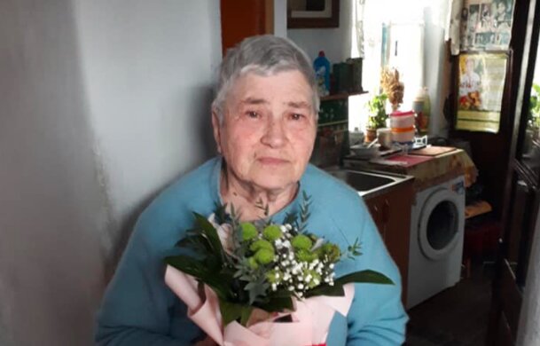 Виктор Павлик поздравил мать с 8 марта на фоне бедных стен: вот букетик