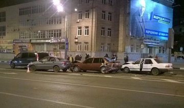 В двойное ДТП в Харькове попали пять машин и мотоцикл (фото)