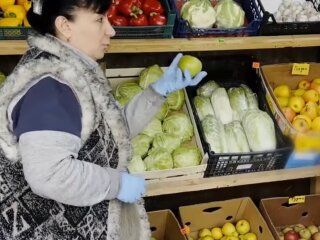 Продукты, продавец, скриншот из видео