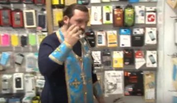 В Грузии священник освятил iPhone (видео)
