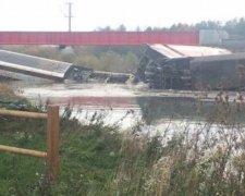 Во Франции погибли пять человек из-за падения поезда в реку (фото)