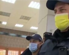 Охрана не впустила посетителей в ТРЦ без ковид-сертификатов: разбираться приехали копы и шокировали заявлением