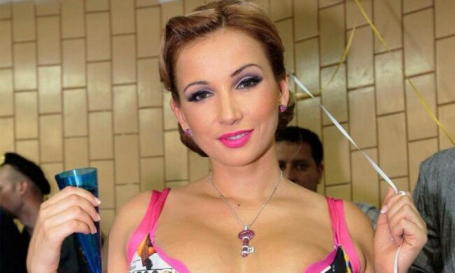 Анфиса Чехова оголила свои "дыньки" и погрела их на солнце