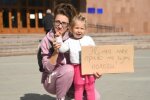 Вагітні франківчанки прийшли до губернатора Федоріва, пристрасті киплять: "Чоловіки хочуть народжувати!"