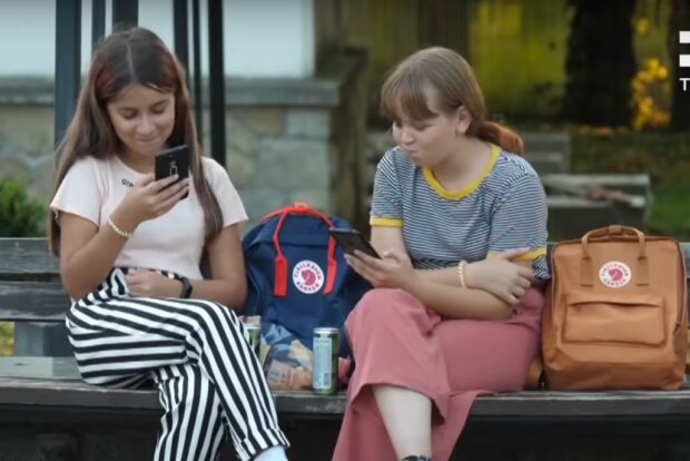 Смартфоны вместо родителей и смайлики вместо эмоций: в первый класс ушло поколение " Альфа″