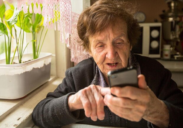 Пенсионерка с телефоном, фото pl.vgorode