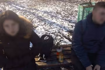 Дівчина розпивала алкоголь з підлітком: Facebook Ювенальна превенція Прикарпаття