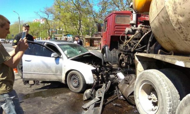 Іномарка вщент розбилася об бетоновоз: багато постраждалих