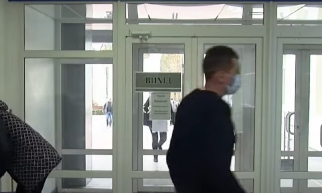 Вхід до лікарні, кадр з репортажу ТСН: YouTube