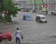 Дніпро перетворюється на Венецію, потоки води збивають городян з ніг: як протистояти бурхливій стихії