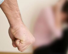 Кременчуцький чиновник побив родичку