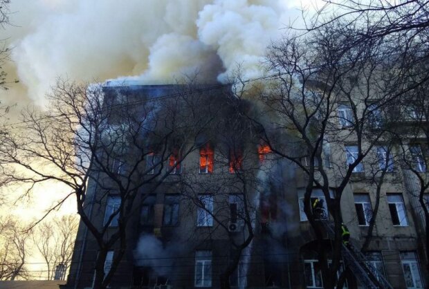 В Одессе спасатели третий день разбирают пепелище колледжа: что известно о жертвах пожара