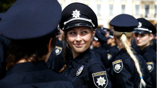 У Києві розгорівся скандал через красуню-поліцейську: хто їх набирає