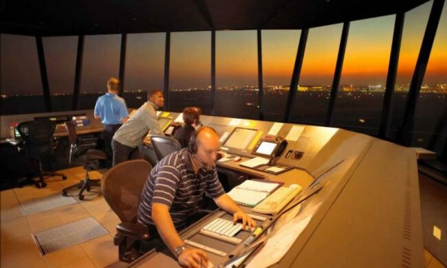 Переговори авіадиспетчерів наклали на музику в онлайн-режимі