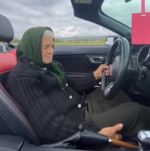 90-річна бабця влаштувала форсаж на білому кабріолеті, відео підірвало Україну