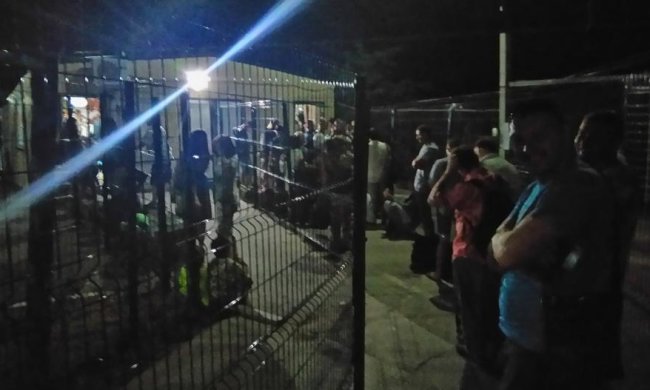 Украинцам устроили "границу позора" на въезде в Крым (ВИДЕО)