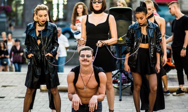 Горячая MARUV в латексе раскрыла сокровенную тайну: "Это мой талисман, для улыбок и любви"