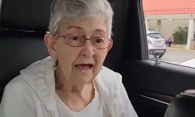 82-річна бабуся зробила татуювання у прямому ефірі TikTok: "Ніколи не знаєш, що станеться завтра"
