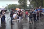 під дощем, скріншот з відео