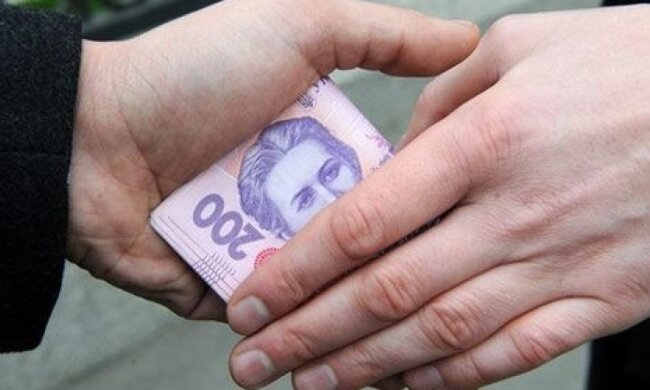 Поліцейські вимагали хабаря за продукти для ДНР