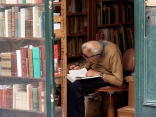 Пенсионерка читает книгу / фото: Pinterest