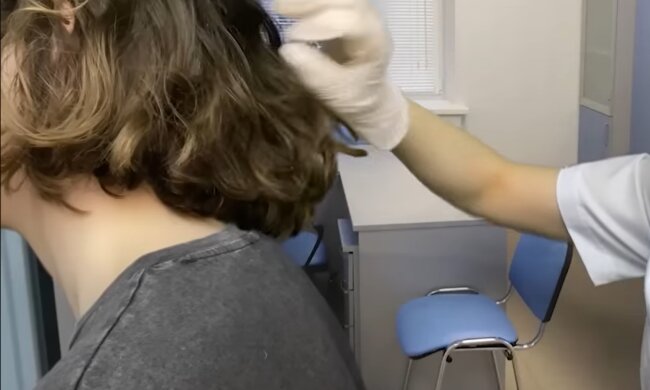 10-річна дівчинка збирала вошей зі свого волосся і кидала в однокласників цілий рік: "Не чесно, що в мене..."