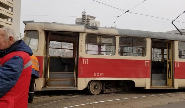 Сразу два скоростных трамвая сошли с рельс в центре Киева