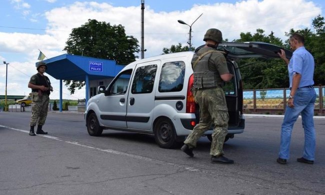 Первый день военного положения: на дорогах появились блокпосты, копы начали проверки автомобилей