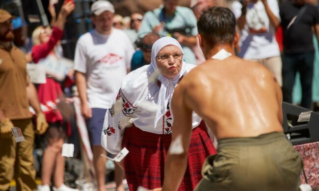 Мама Вєрки Сердючки побешкетувала язичком біля моря: "Можна дивитися нескінченно"