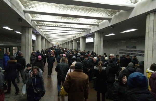 Харків'яни влаштували дику тисняву в метро: за крок від трагедії, дикі кадри