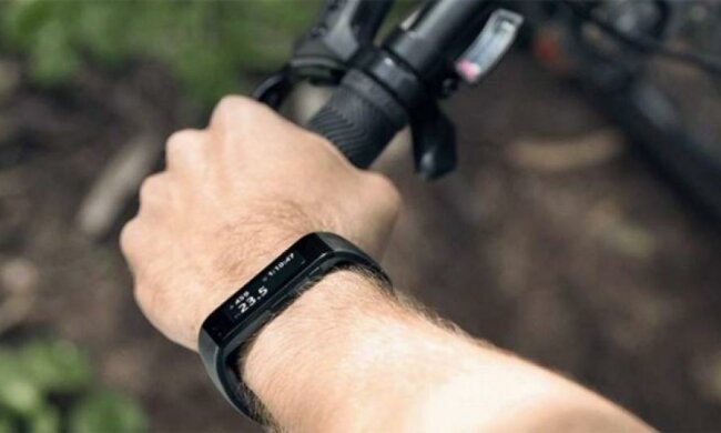 Новые фитнес-браслеты будут анализировать пот