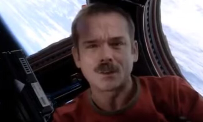 Кріс Хедфілд - скріншот з відео