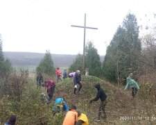 Юні тернополяни з граблями оточили могилу соратників Бандери: "Помолимося"