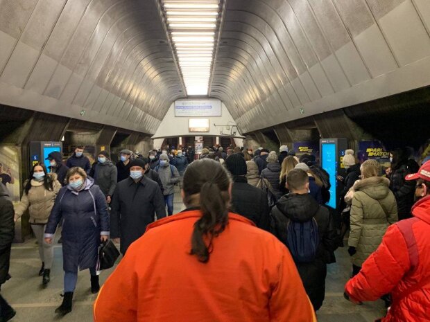 Українці окупували метро в "червоному" Києві замість тролейбусів та маршруток: втомилися боятися