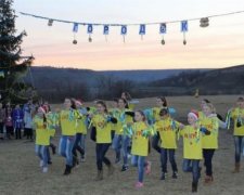 Українці створили ялинки з футбольних м'ячів і ковбаси (фото)