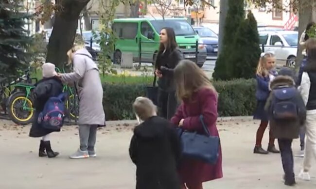 Школярі, кадр з відео