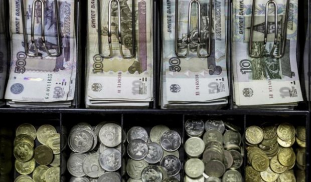 Рубль продовжує бити антирекорди: євро вже по 77