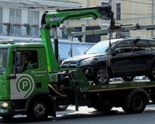 Перестарався: евакуатор забрав авто з двома дітьми