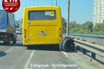 У Києві переповнена маршрутка "роззулася" посеред мосту - колеса не потрібні