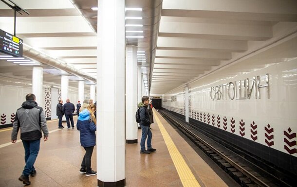 Разбил очки и порвал книгу: в метро Киева хам в погонах напал на школьника
